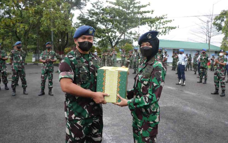 Danlanud Sutan Sjahrir berikan bingkisan lebaran. Senin (25/4/2022)