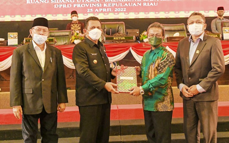 Gubernur H Ansar Ahmad dan Ketua DPRD Kepri, Jumaga Nadeak, saat penyerahan secara simbolis usai rapat paripurna, Senin (25/4/2022)