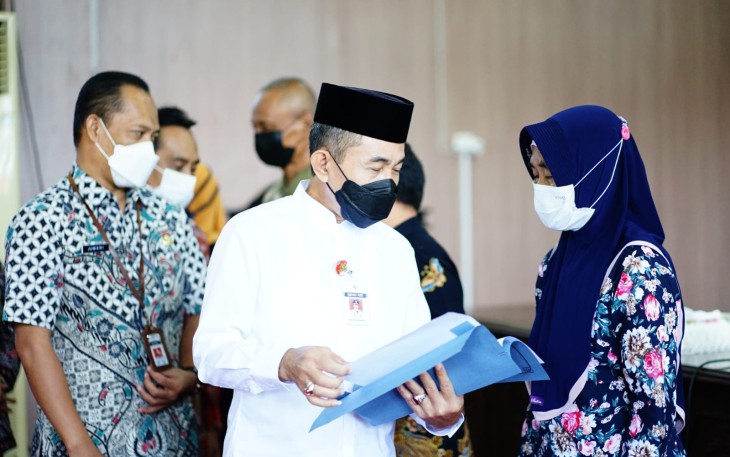 Bupati Haryanto ketika menyerahkan santunan kematian