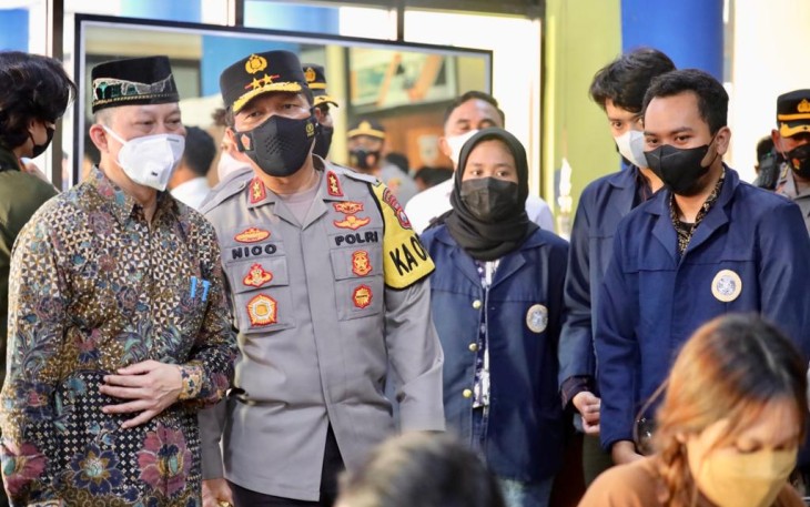 Kapolda Jatim Irjen Pol Nico Afinta tinjau langsung pelaksanaan vaksinasi booster di Unair. Senin (25/4/2022)