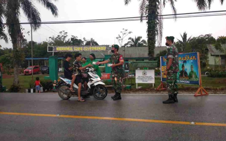 Danramil Parindu bagikan langsung takjil ke pengendara jalan. Senin (25/4/2022)