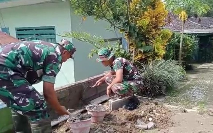 Babinsa Bandar gotong royong bangun pagar. Senin (25/4/2022)