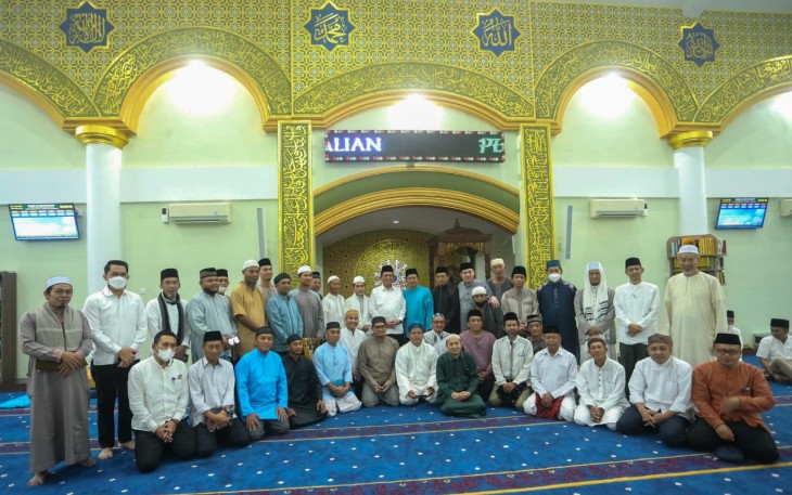 Foto bersama Gubernur Ansar, saat safari Subuh di Masjid Al Munawwarah, Batam, Selasa (26/4/2022)