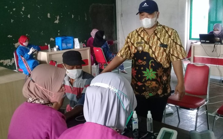 Kades Sekaran, Wonosari Klaten, saat memantau giat vaksinasi, Selasa (26/4/2022)