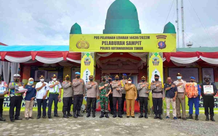 Dandim Sampit (tengah) sesi foto bersama dengan Kapolda Kalteng. Senin (25/4/2022) 