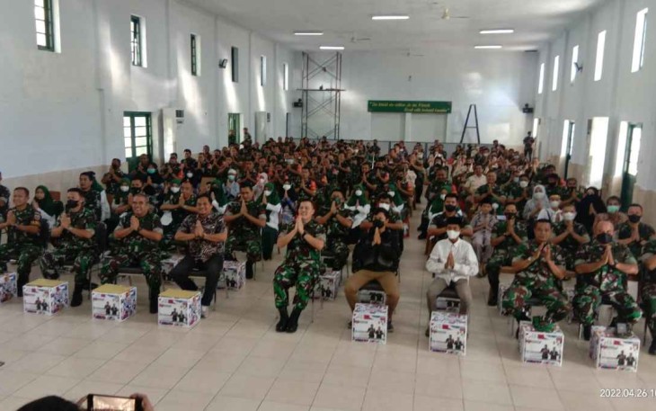 Dandim 1408/Mks (tengah) bersama anggota dan ratusan anak yatim. Selasa (26/4/2022)