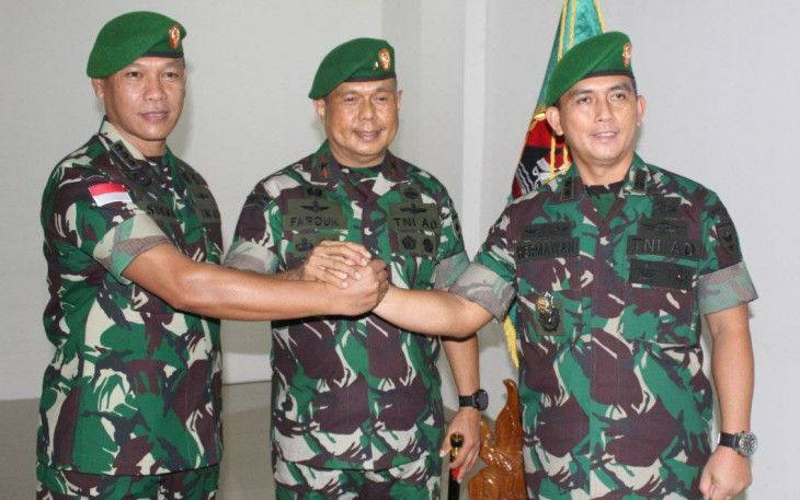 Danrem 142/Tatag (tengah) bersama pejabat Kasiren Korem 142/Tatag yang lama (kiri) dan baru. Selasa (26/4/2022)
