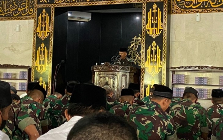 Aslog Kodam Hasanuddin bacakan amanat Pangdam dalam peringatan Nuzulul Qur'an. Selasa (26/4/2022)