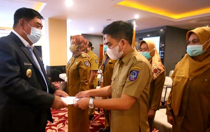 Abdul Hayat Gani saat melantik pejabat fungsional Pemprov Sulsel di kantor Gubernur. Selasa (26/4/2022)