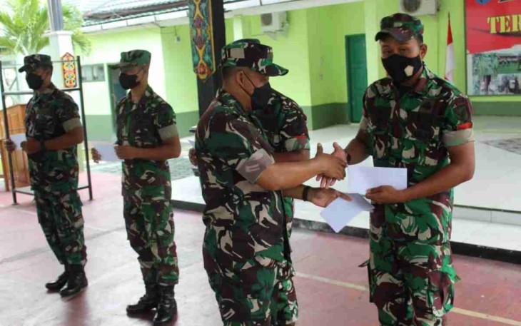 Prajurit dan ASN Kodim 1015/Sampit terima bingkisan lebaran dan THR satuan. Selasa (26/4/2022)