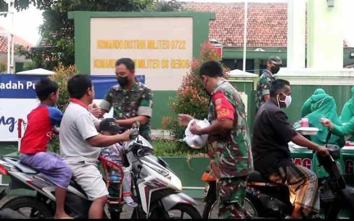 Suasana pembagian takjil di depan Koramil 08/Gebog Kudus