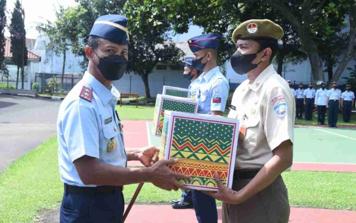Dankoharmatau berikan bingkisan lebaran. Rabu (27/4/2022)