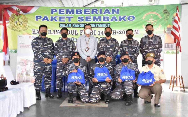 Momen prajurit Kolinlamil jelang cuti bersama mendapatkan sembako. Rabu (27/4/2022)