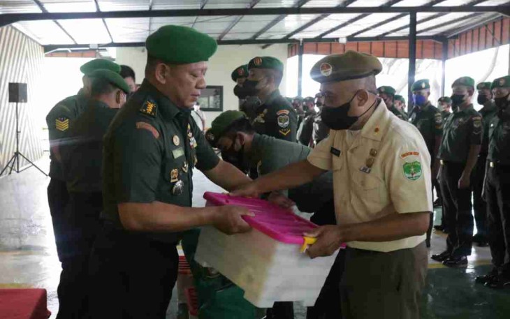 Kasrem 052/Wkr saat memberikan bingkisan lebaran. Rabu (27/4/2022)