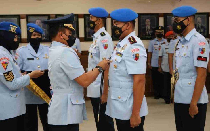 Danlanud Iswahjudi saat melantik Dansatpom di ruang rapat lanud Iswahjudi. Rabu (27/4/2022)