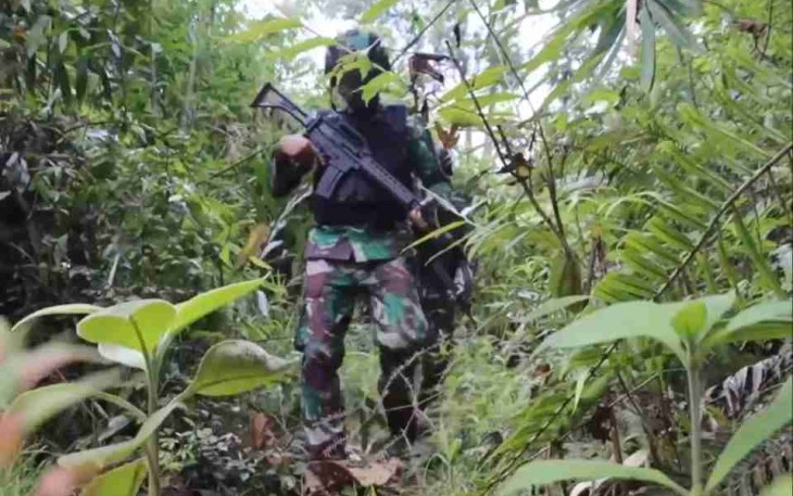 Membelah hutan, Satgas Yonif Mekanis 643/Wns sisir jalur tidak resmi di perbatasan. Rabu (27/4/2022)