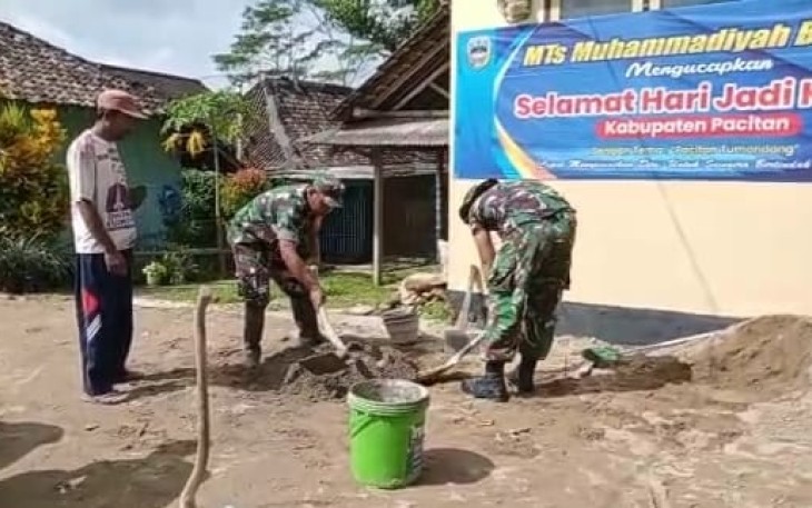 Bahu membahu bersama masyarakat pasang paving blok. Rabu (27/4/2022)