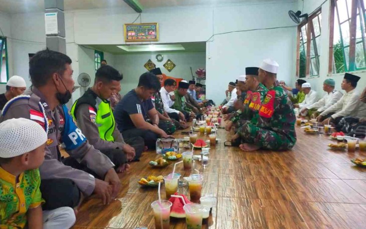 Sinergitas Satgas Yonif 144/JY dan Polri buka puasa bersama di perbatasan. Rabu (27/4/2022)