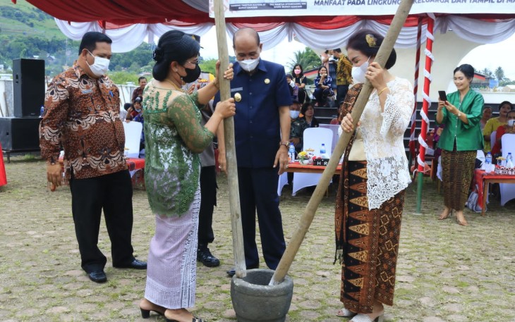 Wakil Bupati Samosir, Drs. Martua Sitanggang, saat membuka lomba membuat Itak Nanihopingan (Makanan Tradisonal Batak), Kamis (28/4/2022)