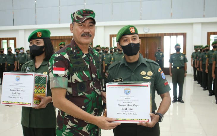 Pangdam XII/Tpr menyerahkan bingkisan lebaran untuk anggota dan PNS