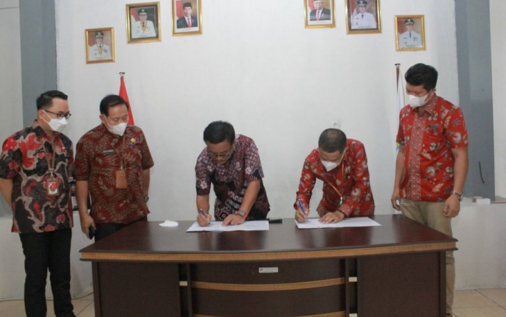 Wali Kota Bitung saat penandatanganan MoU bersama STBM Dua Sudara, Kamis (28/4/2022)