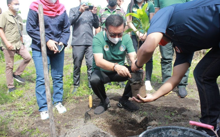 Wali Kota Bitung, saat menanam Pohon, Kamis (28/4/2022)