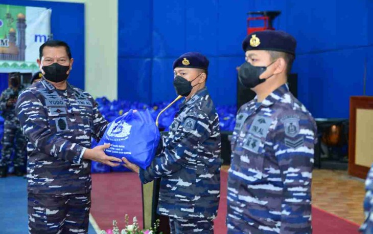 Kasal Laksamana TNI Yudo Margono saat memberikan langsung bingkisan lebaran di Mabesal Cilangkap. Rabu (27/4/2022)
