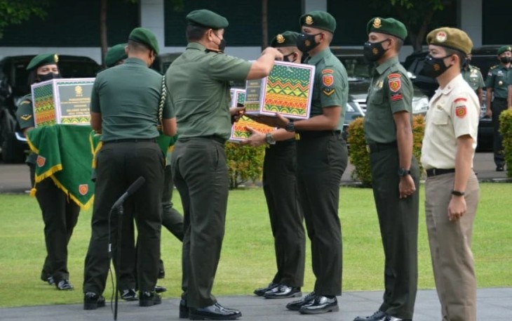 Pangkostrad berikan bingkisan lebaran prajurit. Rabu (27/4/2022)