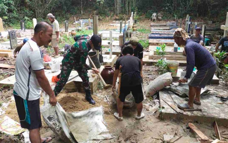 Berjibaku membantu pengecoran makam di perbatasan. Kamis (28/4/2022)