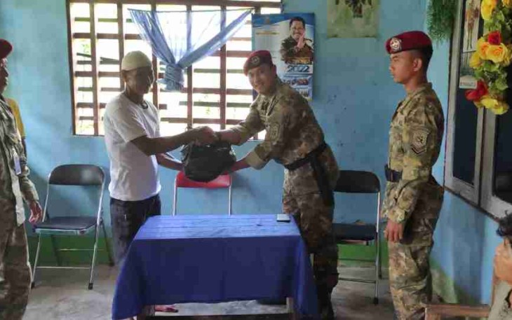 Komandan Satkopaska Koarmada III memberikan paket sembako ke masyarakat di desa Wonosobo. Kamis (28/4/2022)