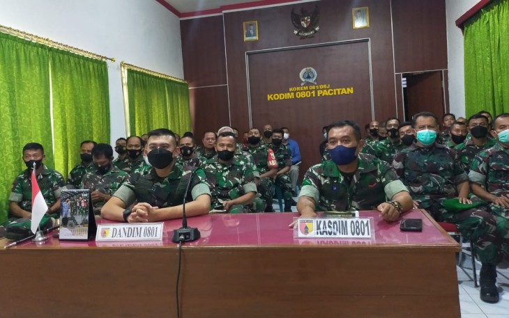 Dandim Pacitan ikuti rrahan Danrem 081/DSJ melalui vidcon. Kamis (28/4/2022)