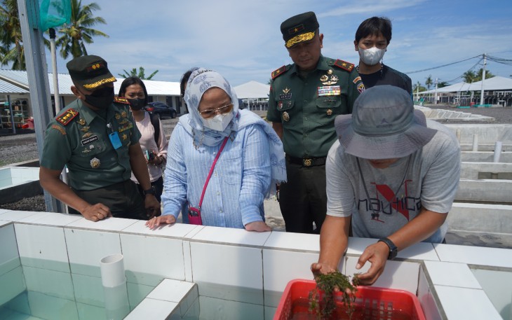 Danrem 163/WS bersama keluarga saat menerima penjelasan budidaya rumput laut. Kamis (28/4/2022)