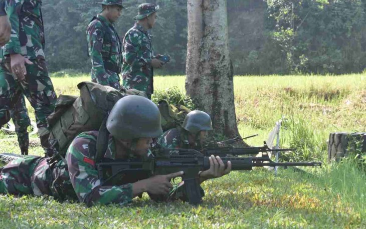 Prajurit Yonif 611/Awang Long bidik sasaran gunakan senapan laras panjang. Jum'at (29/4/2022)