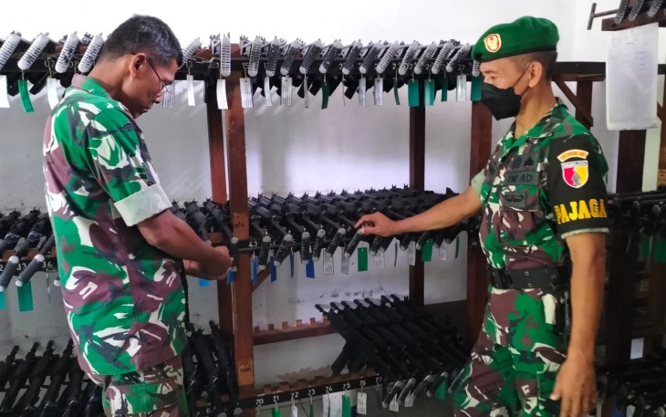 Letda Inf Lamidi sidak kebersihan gudang senjata Korem 081/DSJ. Jum'at (29/4/2022)