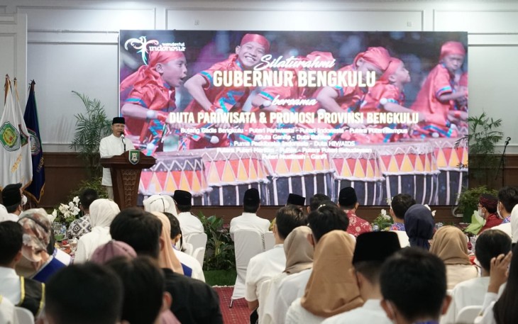Gubernur Bengkulu Rohidin Mersyah saat silaturahmi bersama Putra/Putri, Bujang/Gadis dan Seluruh Duta Wisata se Provinsi Bengkulu dilanjutkan Buka Bersama di Balai Raya Semarak, Jumat (29/4).