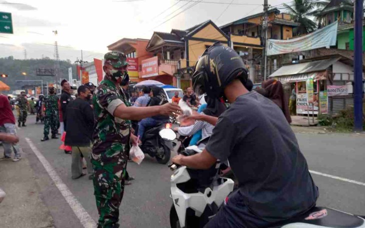 Danramil 03/Arjosari bagikan langsung takjil gratis. Jum'at (29/4/2022)