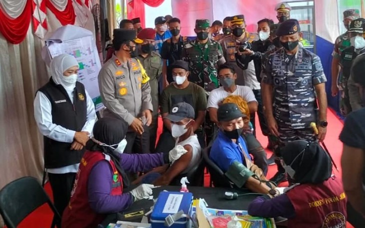 Danrem 081/DSJ saat mendampingi gubernur Jatim cek pos pelayanan rest area 575 A Ngawi. Jum'at (29/4/2022)