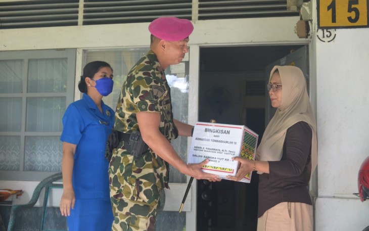 Danyonmarhanlan IX berikan bingkisan ke Warakawuri. Jum'at (29/4/2022)