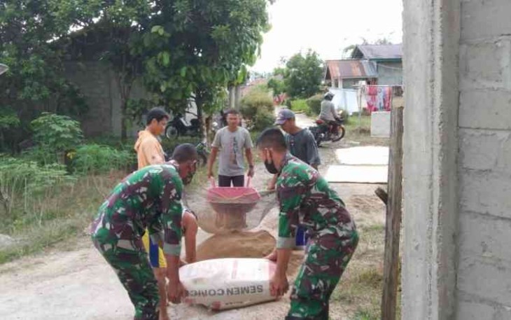 Gotong royong bersama warga bangun gereja di perbatasan. Sabtu (30/4/2022)