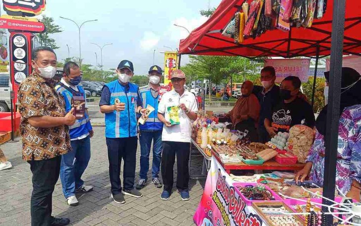 Sutarmo (baju putih) saat meninjau stand UMKM di rest area 519A Sragen. Jum'at (29/4/2022)