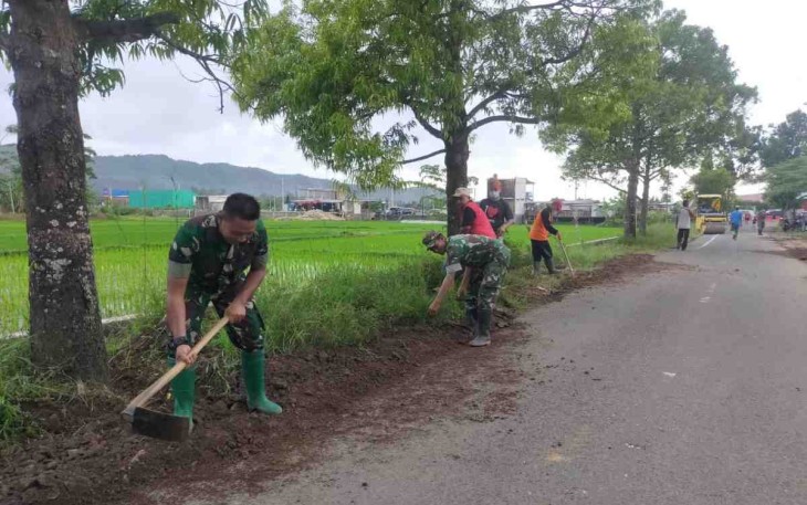 Tak tinggal diam, Kapten Kav Dadut gotong royong perbaiki jalan. Sabtu (30/4/2022)