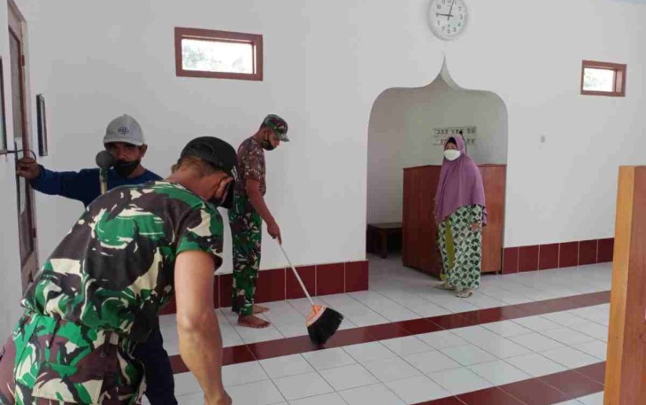 Gotong royong bersama warga bersihkan masjid. Minggu (01/05/2022)