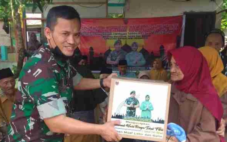Kolonel Arwan serahkan bingkisan ke warakawuri. Sabtu (30/4/2022) 