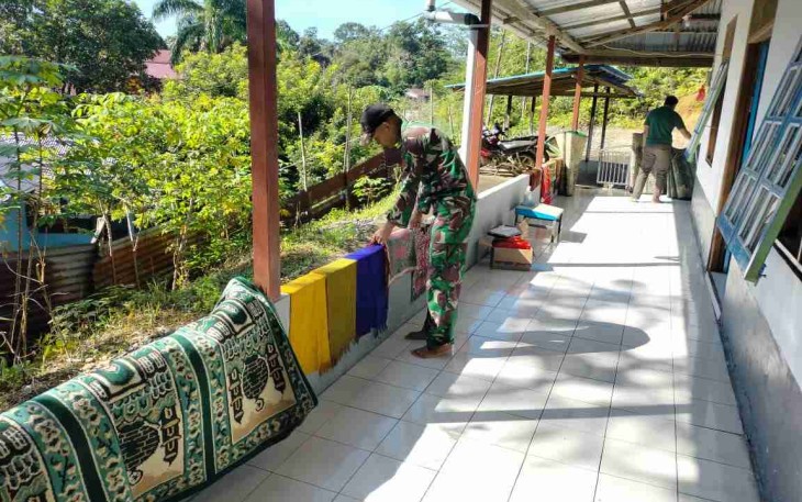 Personel satgas yonif mekanis 643/Wns bersihkan masjid jelang lebaran. Minggu (01/05/2022)