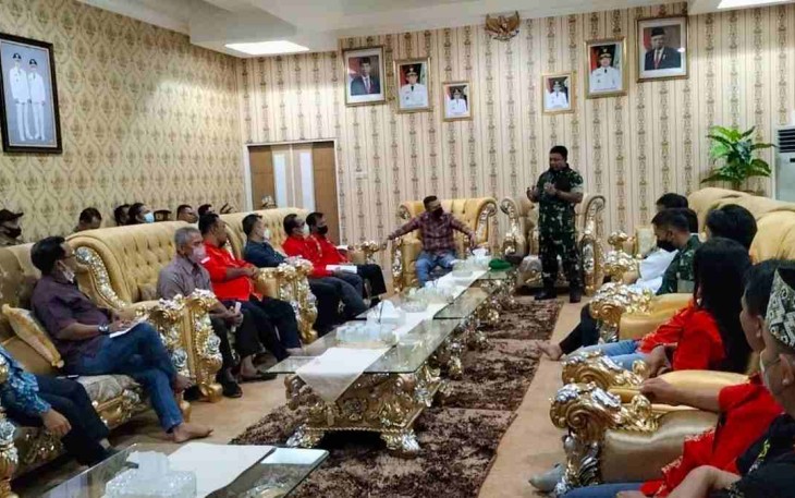 Danrem 121/Abw saat pertemuan mediasi bersama dewan adat Dayak kabupaten Melawi. Jum'at (29/4/2022)