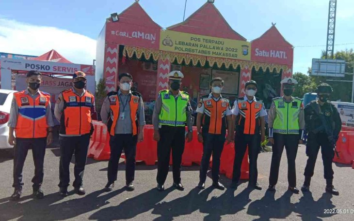 Kesiapan anggota pos pam lalu lintas Lebaran di Kota Makassar. Minggu (01/05/2022) 