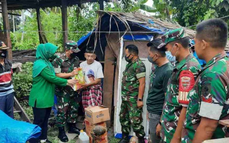 Letkol Inf Ricad Harisab temui warganya dan berikan bantuan sembako. Minggu (01/05/2022)