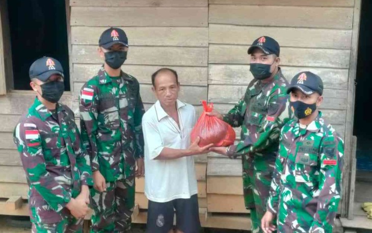 Sertu Arisko serahkan zakat fitrah langsung ke warga di perbatasan. Minggu (01/05/2022)