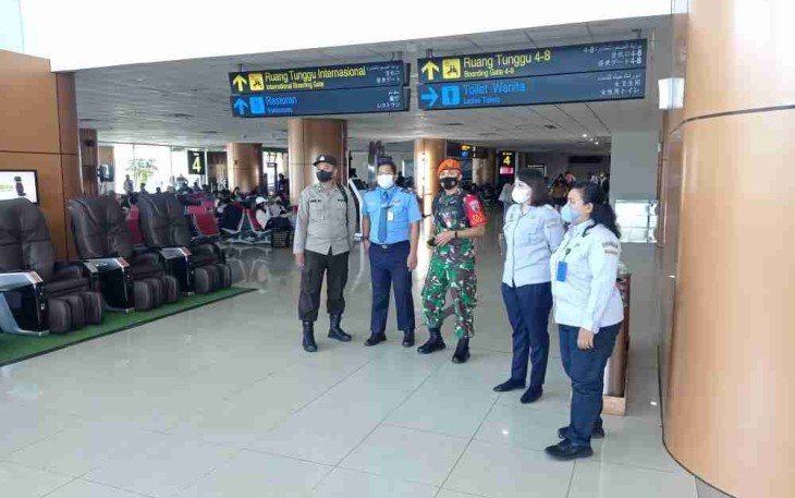 Berikan pelayanan humanis dan persuasif sambut pemudik di bandara lanud Supadio. Minggu (01/05/2022)