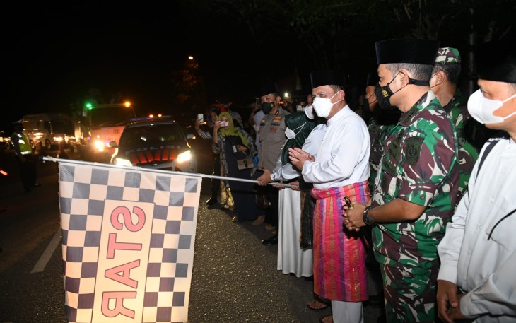 Gubernur Kepri, H Ansar Ahmad, saat melepas peserta pawai takbir keliling, Minggu (1/5/2022) malam